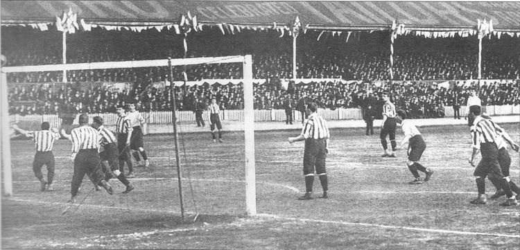 FA Cup Final (1901) Tottenham Hotspur 2-2 Sheffield United. The field  markings were quite different from today [740 x 374] : r/HistoryPorn
