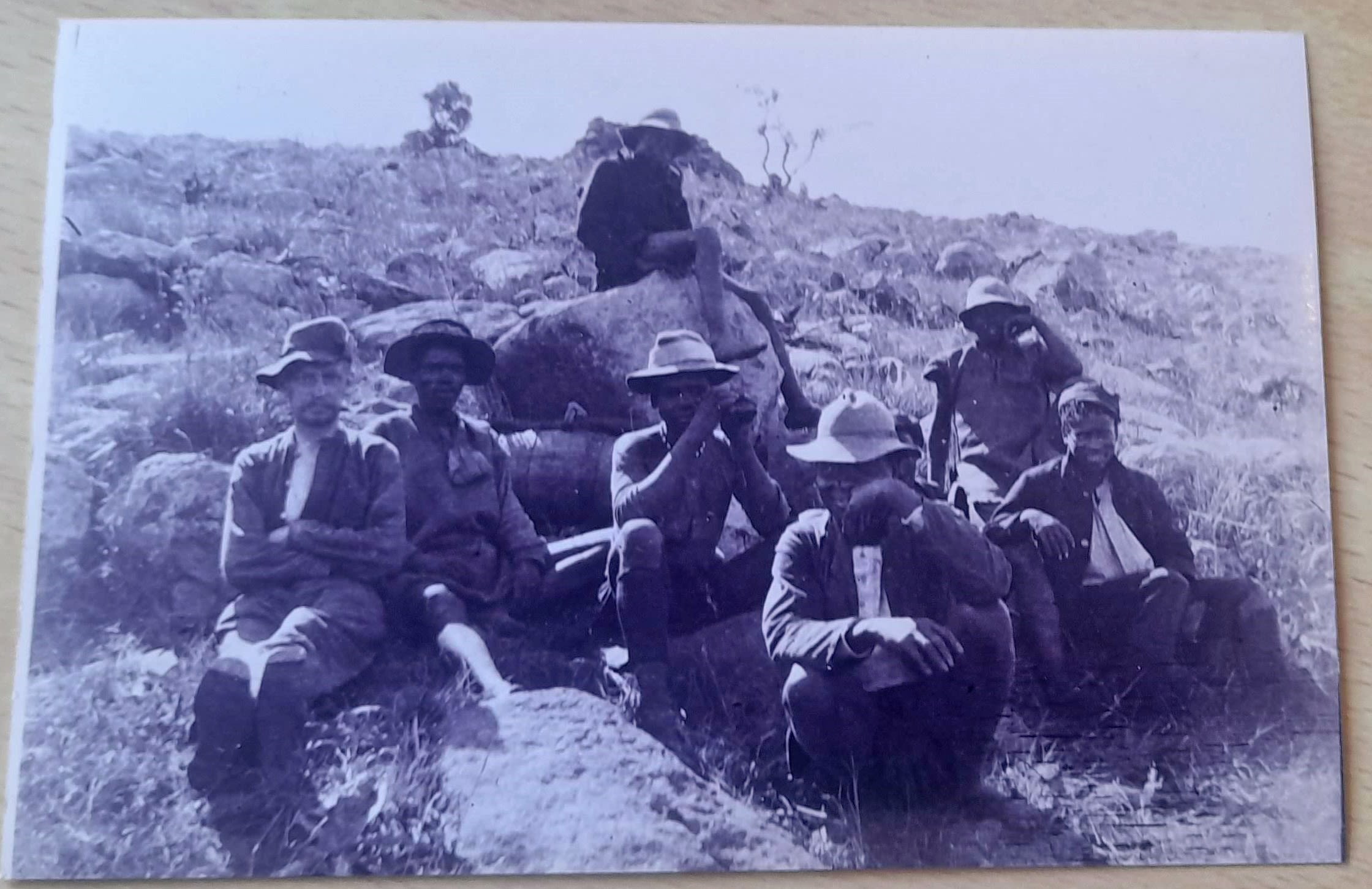 British troops socialise with African workers, Natal. Credit. Colin Barnsley